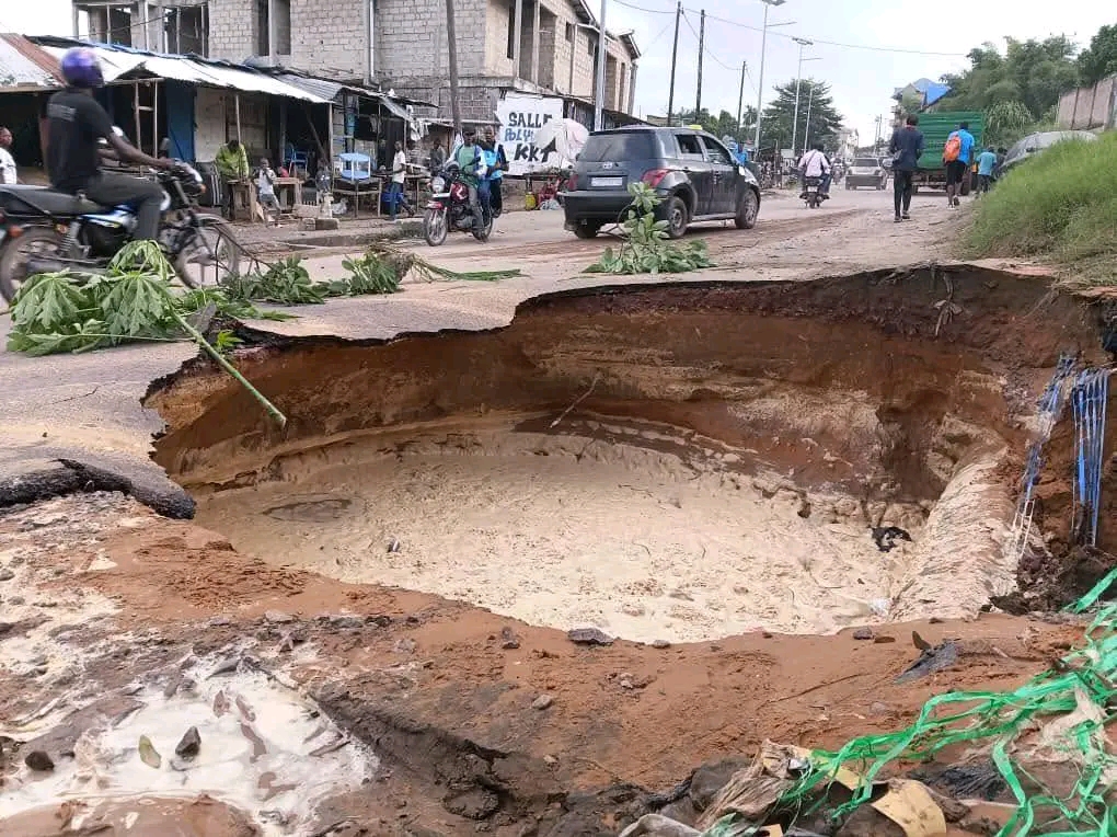 RDC : un tuyau de la REGIDESO éclate et endommage la route Kimwenza en réhabilitation à Ki ...
