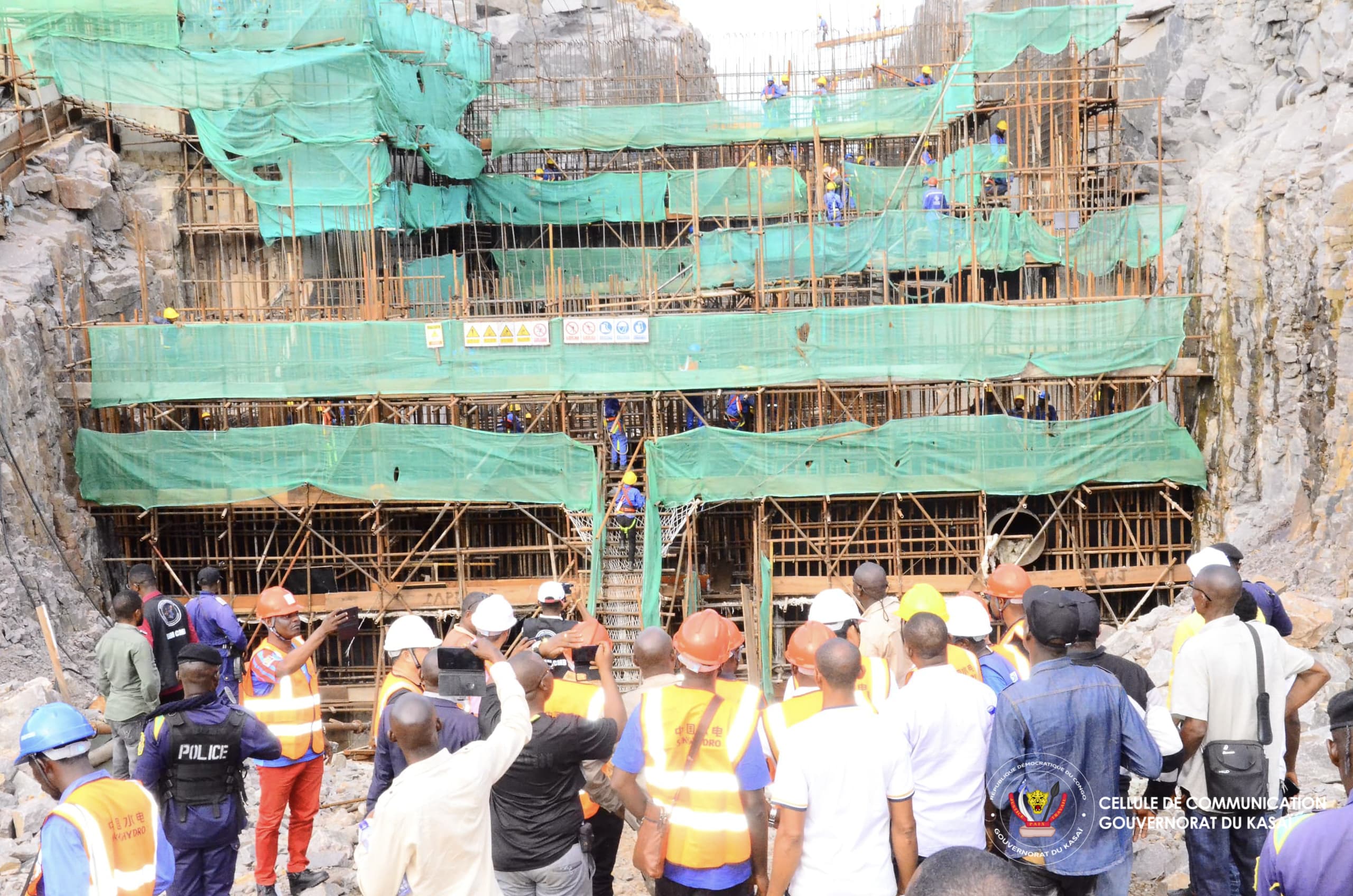 RDC : le Gouverneur Crispin Mukendi satisfait de l’avancement des travaux de la centrale é ...