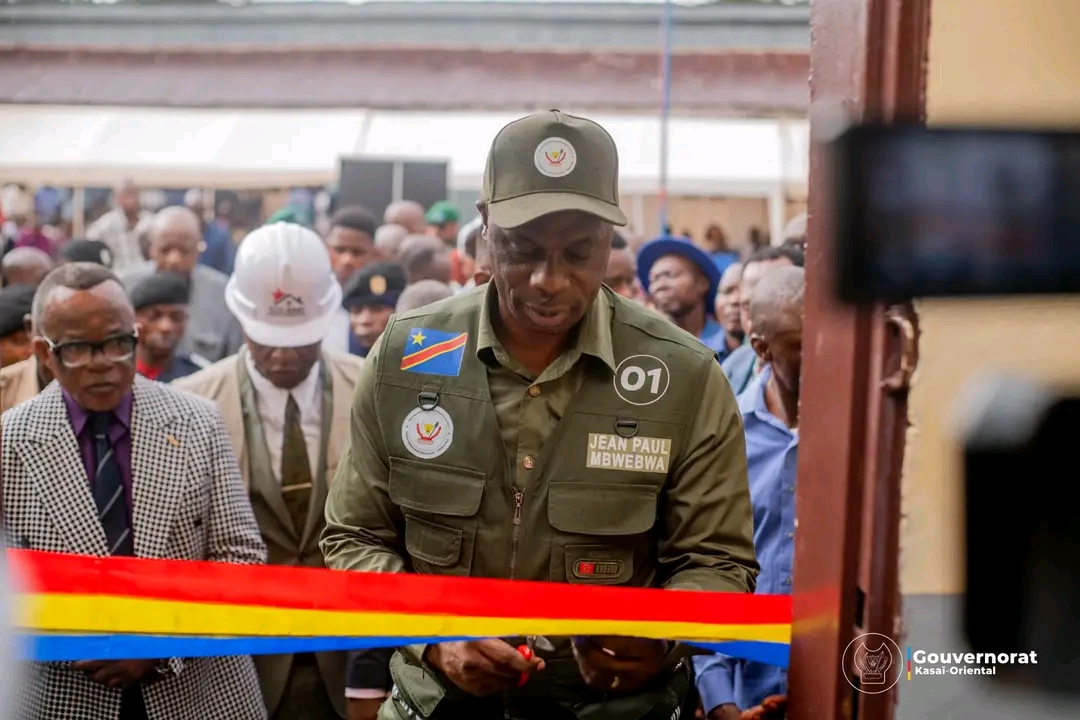 RDC : le gouverneur du Kasaï-Oriental inaugure un bâtiment scolaire construit sans appui e ...